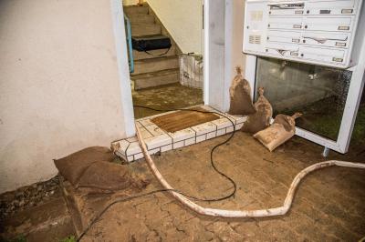 Altbach: Bach wird zum reissenden Strom - THW und Feuerwehr im Grosseinsatz - Keller und Tiefgarage ueberflutet